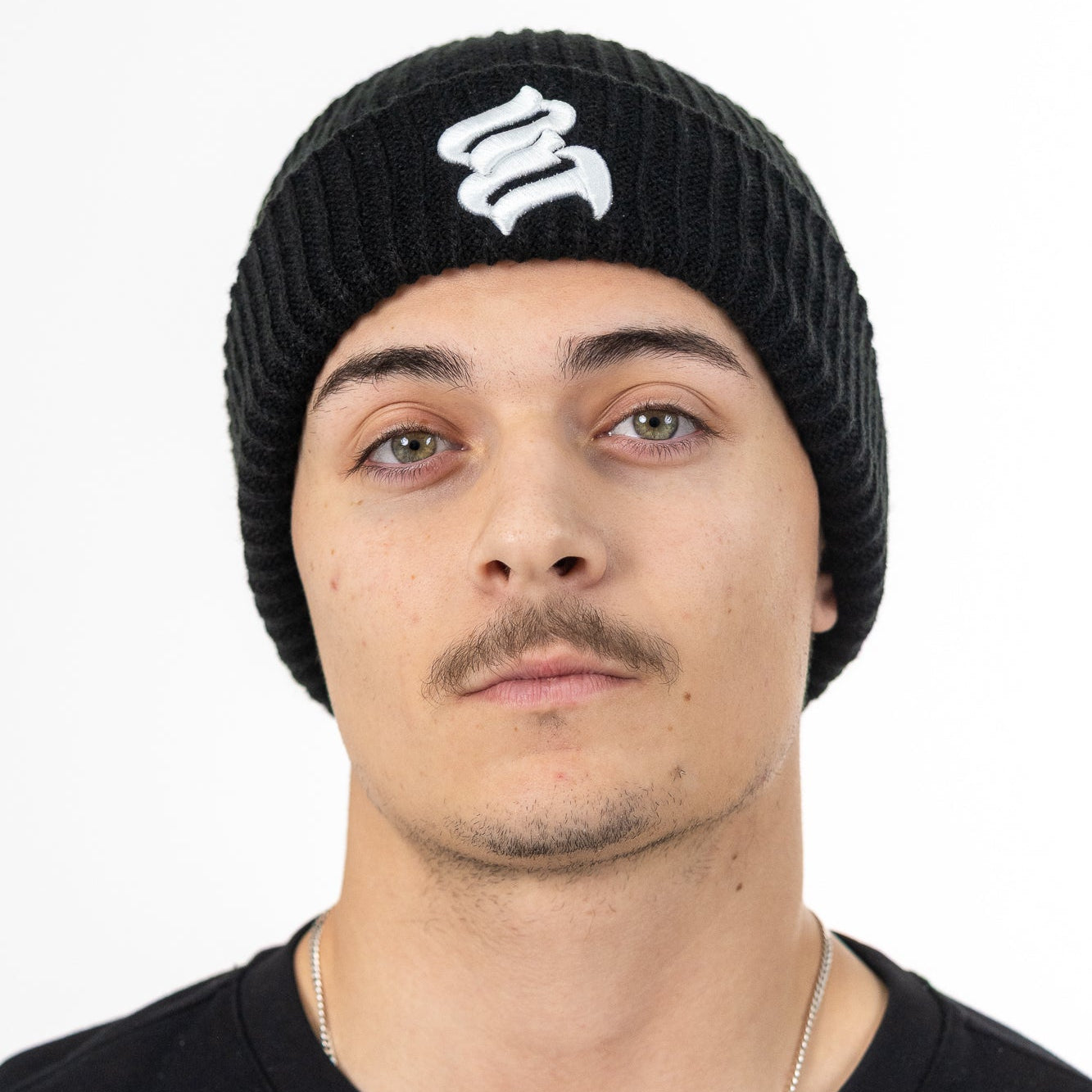 BLACK ESSENTIAL BEANIE