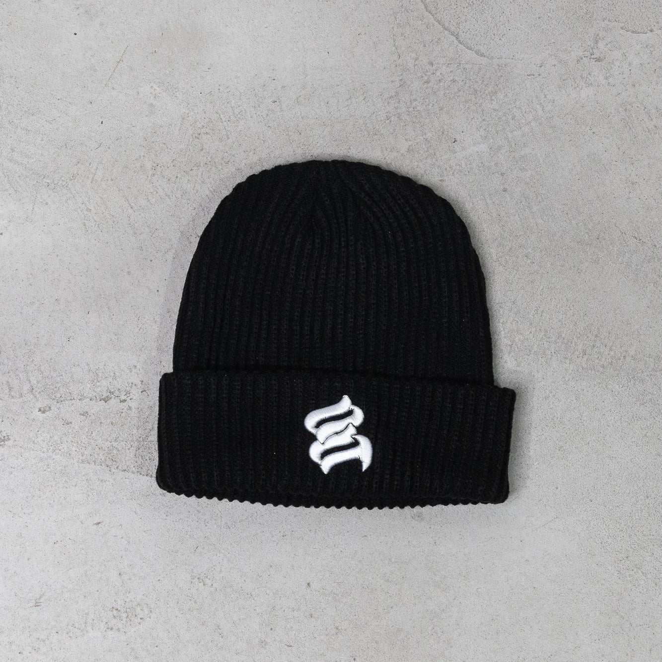 BLACK ESSENTIAL BEANIE – OFFGRID