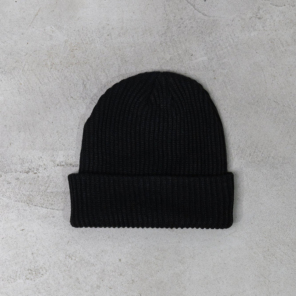 BLACK ESSENTIAL BEANIE