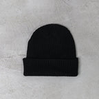 BLACK ESSENTIAL BEANIE