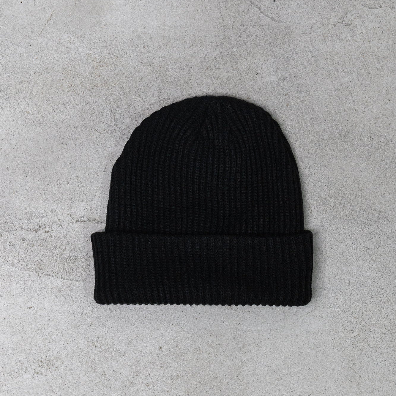 BLACK ESSENTIAL BEANIE